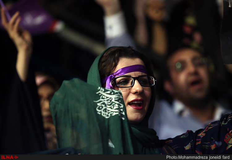 دختران طرفدار حسن روحانی در سالن شهید شیرودی دختران طرفدار حسن روحانی در سالن شهید شیرودی