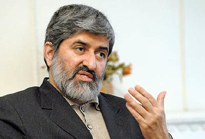 حمله کنندگان به مطهری با قرارهای وثیقه و کفالت آزاد شده‌اند/ مسئولان دانشگاه شیراز متهم شناخته‌ شده‌اند