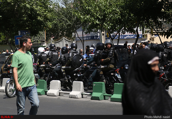 پایان عملیات تروریستی در خانه ملت/ افزایش تعداد کشتهشدگان به ۱۲ نفر/ ۲ مهاجم خود را منفجر کردند/ اعزام مجروحان به ۴ بیمارستان + تصاویر
