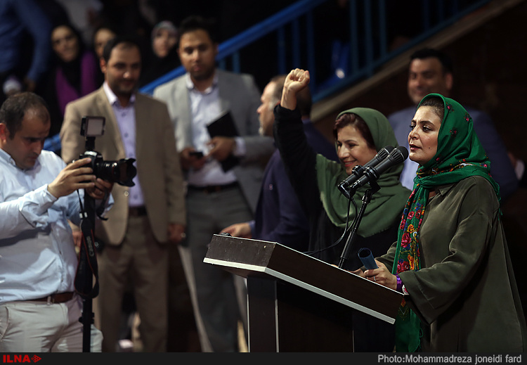 دختران طرفدار حسن روحانی در سالن شهید شیرودی دختران طرفدار حسن روحانی در سالن شهید شیرودی