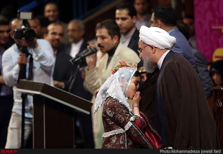 دختران طرفدار حسن روحانی در سالن شهید شیرودی دختران طرفدار حسن روحانی در سالن شهید شیرودی