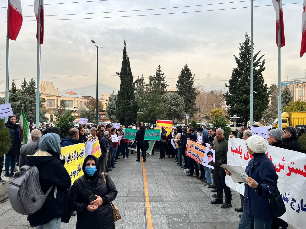کمبود شربت اپیوم در ۱۵ استان؛ تجمع درمانگران اعتیاد مقابل وزارت بهداشت

