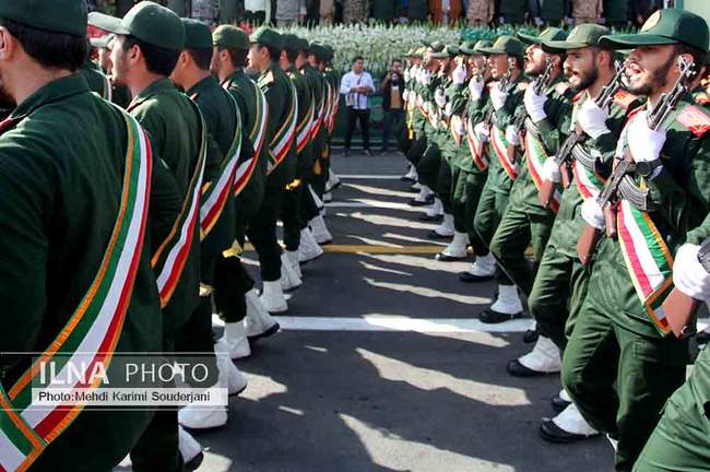 رژه یگان‌های رزمی به مناسبت هفته دفاع مقدس در اصفهان