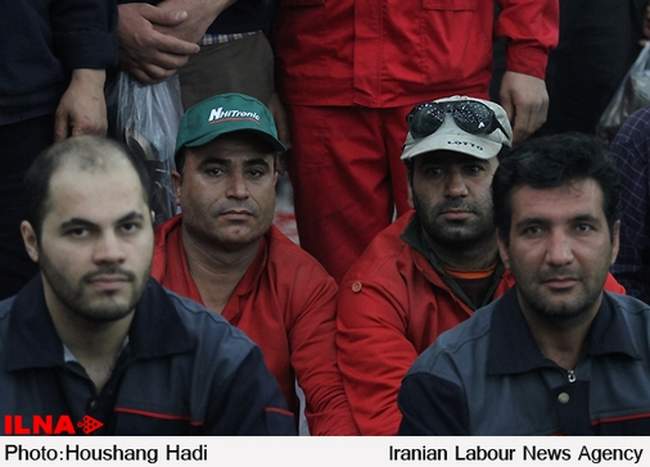 وزیر کار به همراه دبیر کل خانه کارگر در اجتماع بزرگ کارگران حاضر در ح