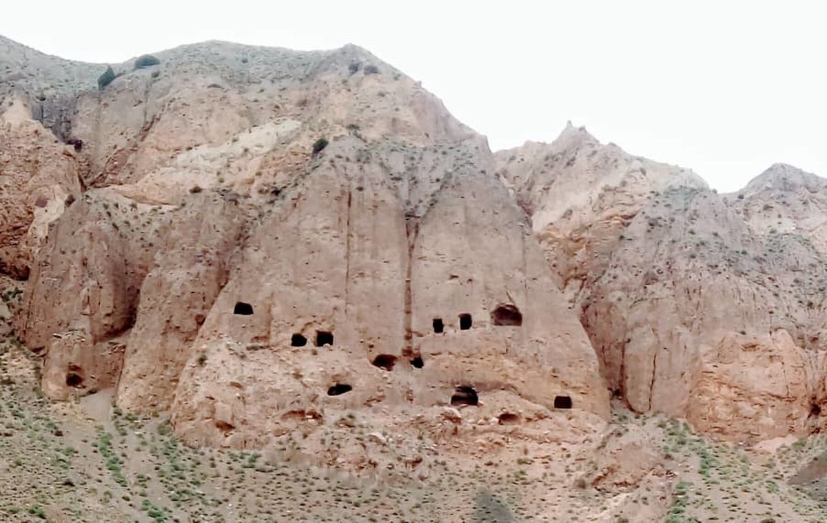 نخستین شواهد از وجود استودان، گور دخمه و مقبره در البرز میانی/بررسی و شناسایی مجموعه‌های دستکند صخره‌ای آمل