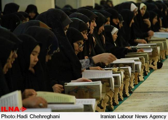 جزء خوانی قرآن کریم با حضورمردم قم در حرم حضرت فاطمه معصومه(س)