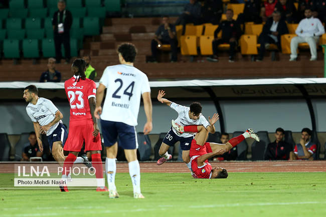 دیدار تیم های فوتبال پرسپولیس تهران و ملوان بندرانزلی