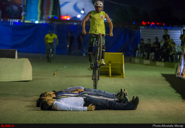 اجرای حرکات نمایشی تاپ رایدر در پارک دولت شهر دزفول