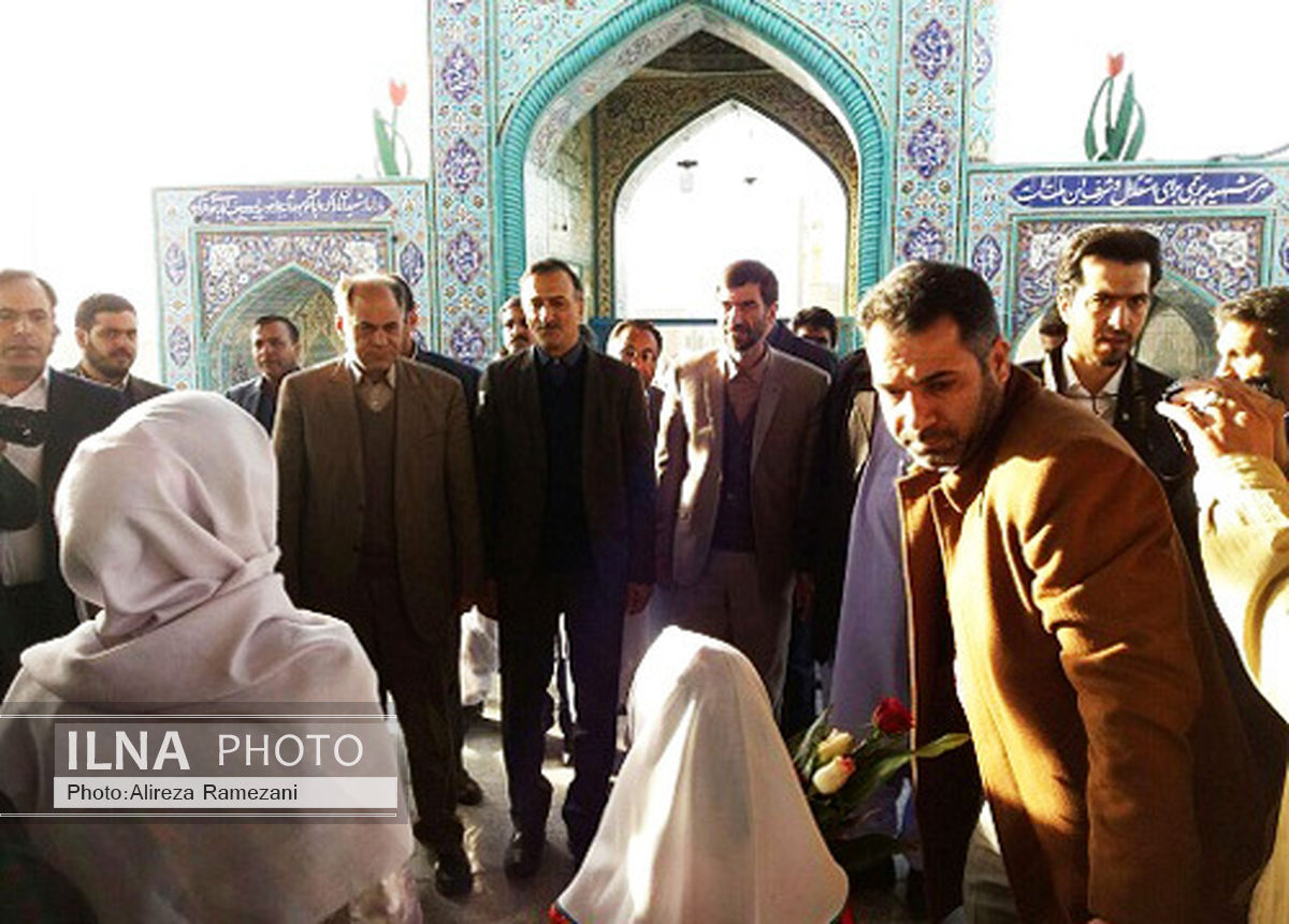بازدید سرزده وزیر آموزش و پرورش از مدارس زاهدان/ادای احترام به شهدا