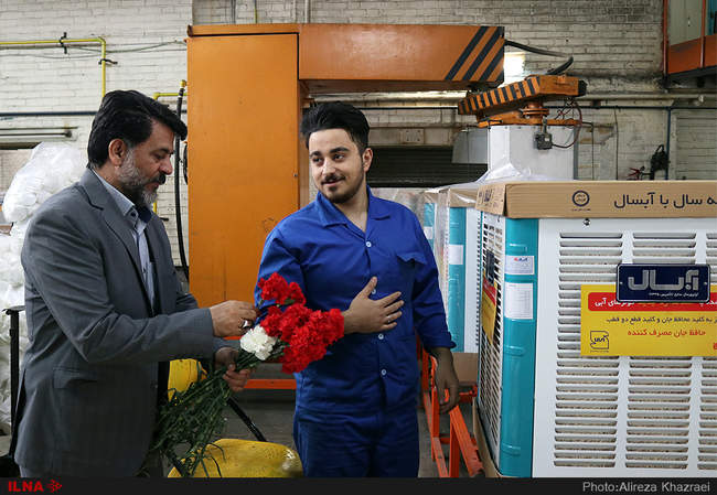 بازدید هیئت اجرایی خانه کارگر شرق تهران از کارخانجات و اهدای گل به کا