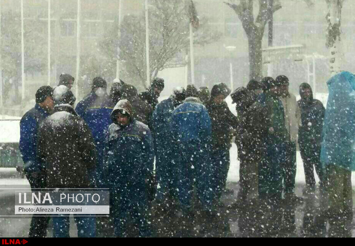 ادامه اعتراض کارگران لیفتراک سازی زیر بارش برف