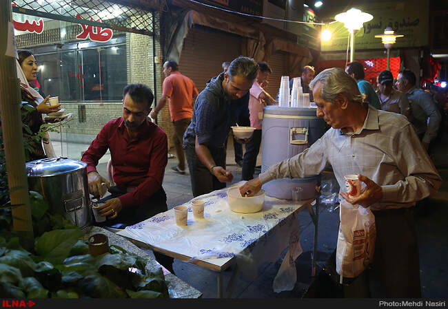سفره های افطاری در خیابانهای تهران