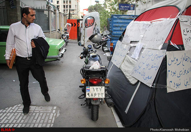اعتراض و تحصن جانباز جنگ تحمیلی مقابل ساختمان بنیاد شهید