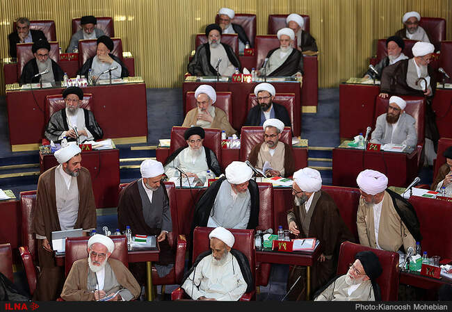 از تاخیر نمایندگان خبرگان در غیاب روحانی تا نشستن نماینده اصفهان بر صندلی آیت‌الله