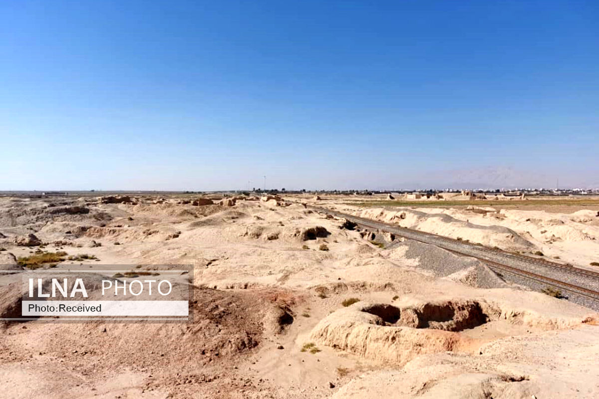 تپه حصار دامغان با قدمت هفت هزارساله محل تردد گوسفندان، موتورها و قطارها/ گسترش زمین‌های کشاورزی روی کاخ ساسانی 