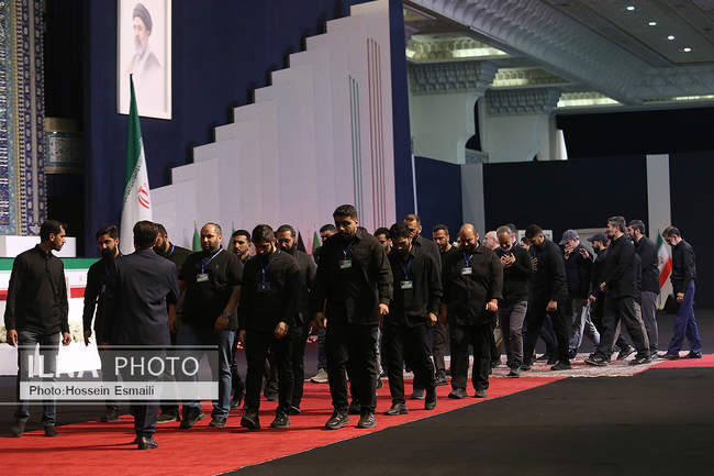 ادای احترام سران قوا و مسئولان نظام به پیکر آقای شهید ایران