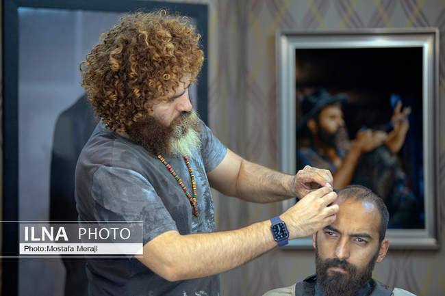 یک آرایشگاه مردانه در شهر مشهد