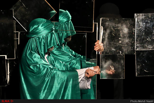 نمایش«مردی در آینه»