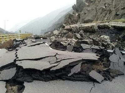 بیش از ۱۰۰ متر از جاده چالوس شکسته شد و فرو رفت