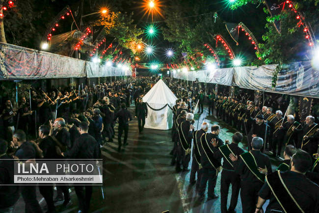 مراسم شاه حسین گویان در تکیه مکتب تشیع در شب عاشورا