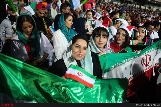 تماشای بازی ایران و پرتغال در ورزشگاه آزادی