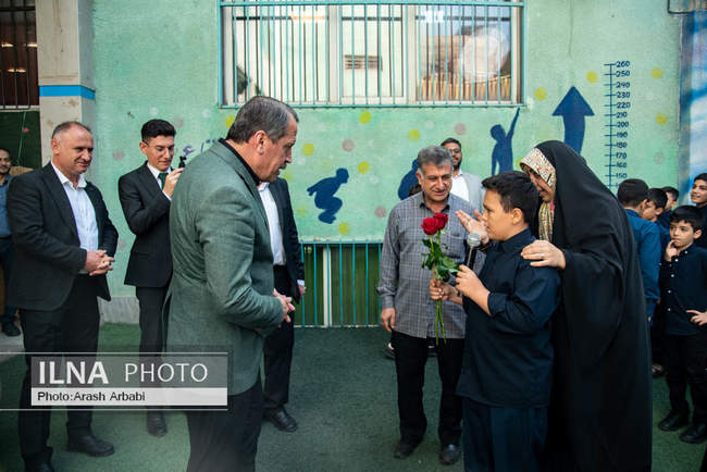 بازدید رییس کنفدراسیون اتحادیه کارمندان بخش عمومی ترکیه از دبستان ا