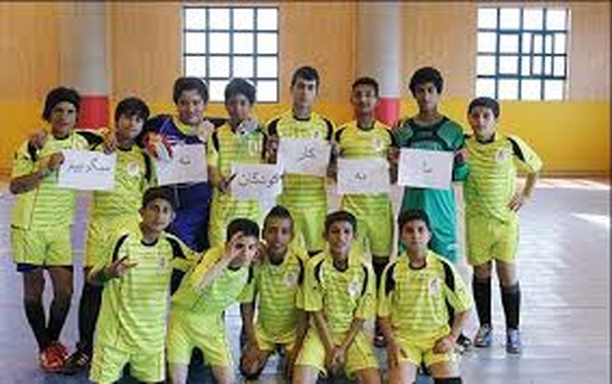 کودکان کار پا به توپ می‌شوند