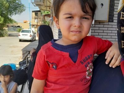 نجات کودک چهار ساله از میان دود و آتش در شوش