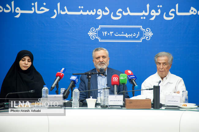 وزیر کار در تجلیل از بانوان کارگر نمونه