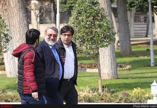 اعضای هیات دولت در حیاط پاستور