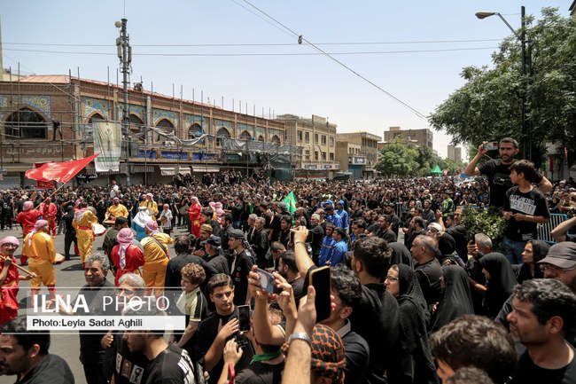 مراسم خیمه‌سوزان ظهر عاشورا در چهارراه گلوبندک تهران/1