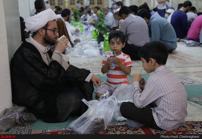 سفره افطار در حرم حضرت معصومه(س)