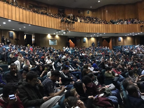 سرخپوست اکران نشد/ اعتراض تماشاگران شیرازی به پخش نشدن نخستین فیلم جشنواره