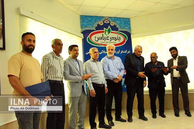 برگزاری مراسم گرامیداشت قانون تصویب کار در بندرعباس/ کارگران نمونه ت