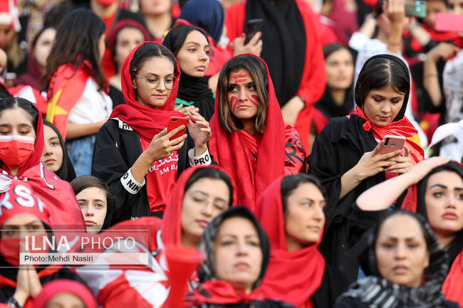 تصاویری از اولین حضور بانوان پرپسولیسی در لیگ برتر فوتبال در ورزشگاه