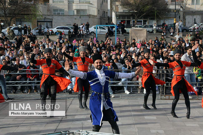 گردشگران نوروزی در مقبره الشعرا تبریز
