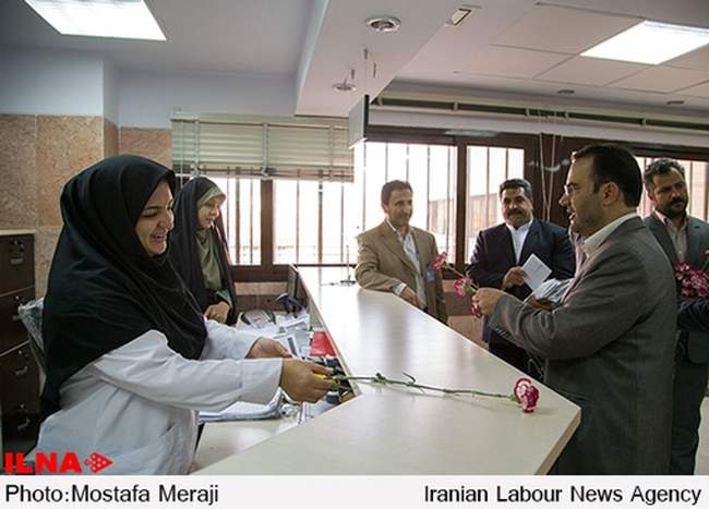 اهداء شاخه گل به کارگران بیمارستان امام رضا(ع) قم