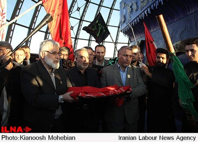 اهتزاز پرچم حرم حضرت ابوالفضل العباس(ع) در برج میلاد