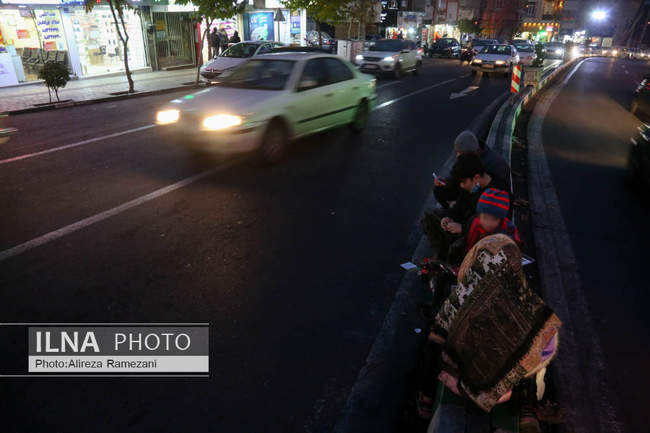 آماده سازی و اهدای بسته های یلدایی به کودکان کار