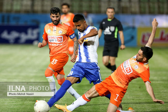 دیدار تیمهای فوتبال سایپا و پیکان