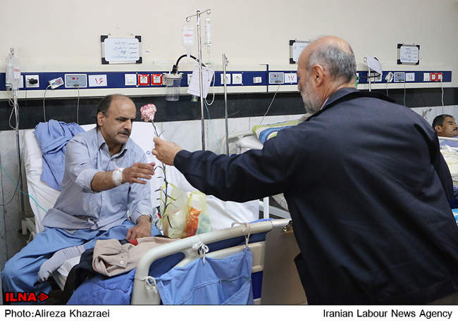 عیادت دبیرکل خانه کارگر از بیماران