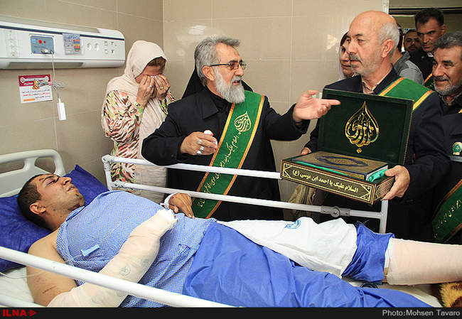 عیادت خادمین حرم مطهر حضرت شاهچراغ (ع) از سربازان مصدوم سانحه رانندگی