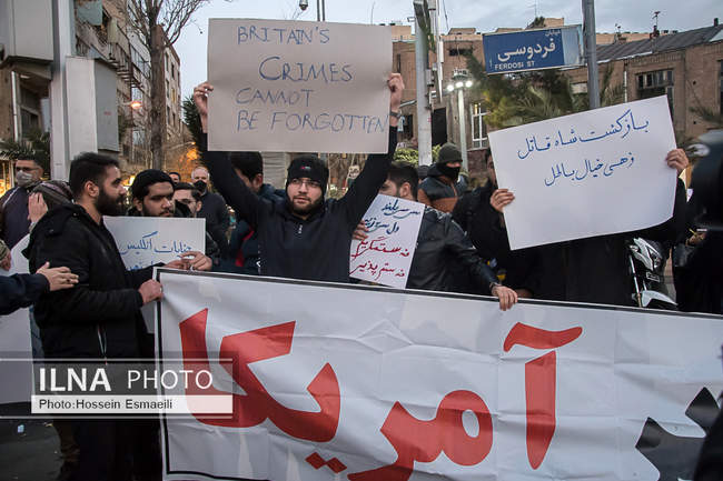تجمع دانشجویان در مقابل سفارت انگلستان در تهران
