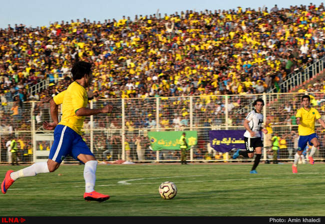 دیدار تیم‌های فوتبال صنعت نفت آبادان و فجر سپاسی