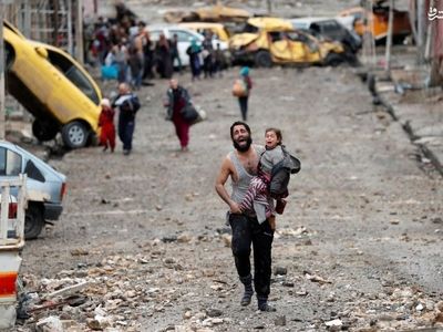 پدر و دختر موصلی در حال فرار از چنگال داعش(عکس)