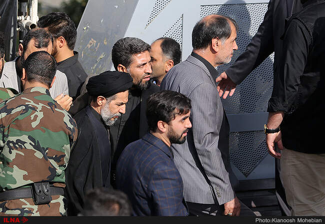 از حضور مسئولان عالی نظام در مراسم تشییع تا سلفی سپاهیان با فرزند ۲ساله شهید