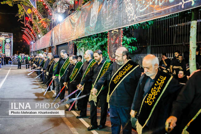 مراسم شاه حسین گویان در تکیه مکتب تشیع در شب عاشورا