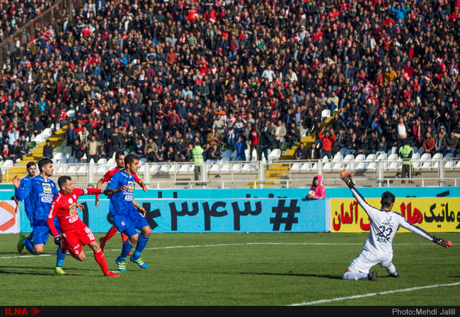 دیدار تیم های فوتبال استقلال تهران و تراکتورسازی تبریز