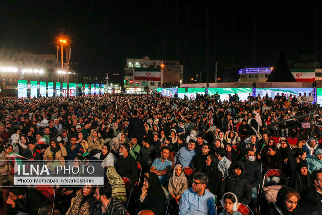 رونمایی از مجسمه «زانو زنندگان برابر ایران»