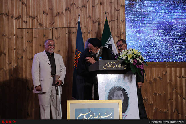 مراسم رونمایی از تندیس و تمبر مریم میرزاخانی